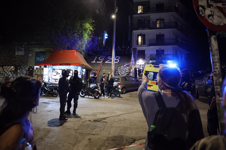 Δολοφονία στα Εξάρχεια: 25χρονος Τούρκος το θύμα – Ολα τα σενάρια που εξετάζουν οι αρχές