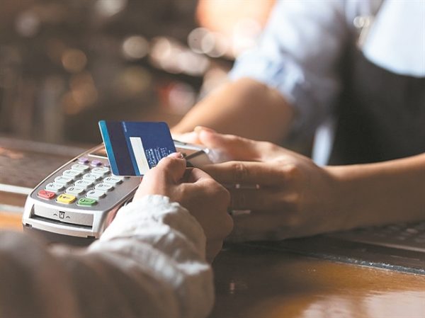 Πλαστικό χρήμα: Περισσότερες συναλλαγές, μικρότερο ποσό – Τι δείχνουν τα στοιχεία της ΤτΕ για το 2025