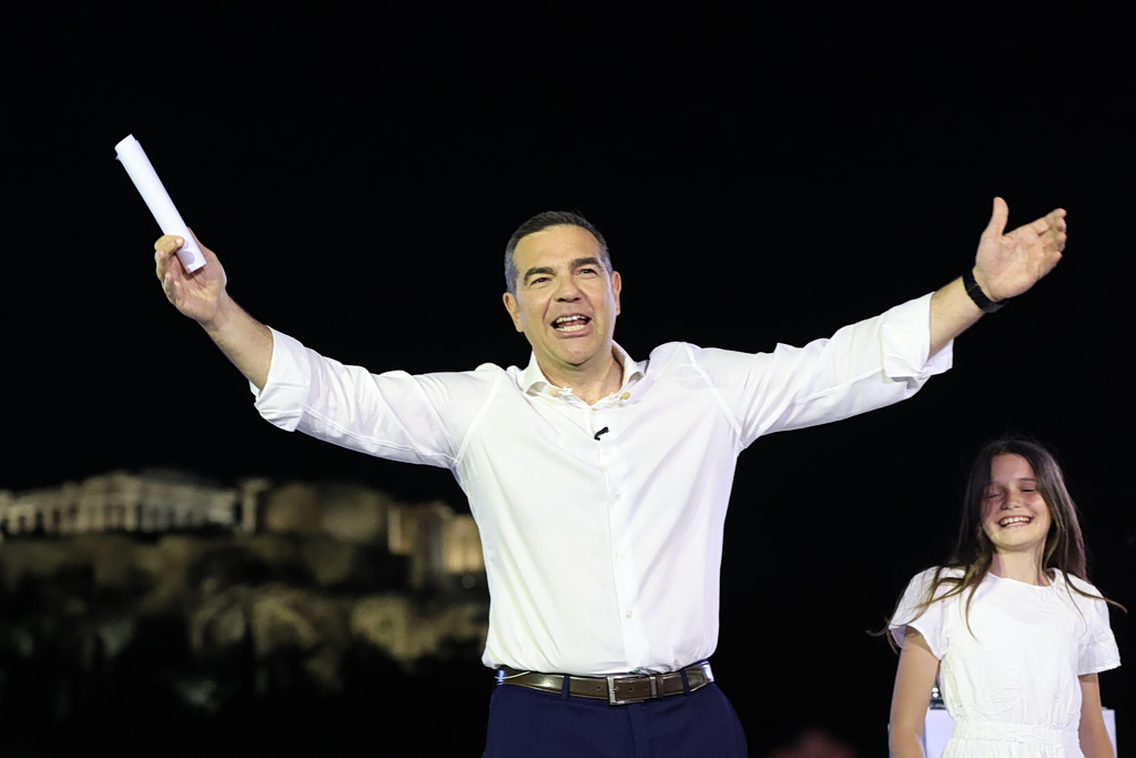 ΕΛΑΣ: Η στιγμή που μικρό κορίτσι παρέδωσε στον Τσίπρα το όνομα του νέου κόμματος (video)