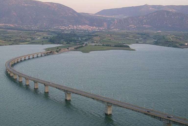 Κοζάνη: Εντοπίστηκε νεκρός άνδρας μέσα σε αυτοκίνητο στη λίμνη Πολυφύτου