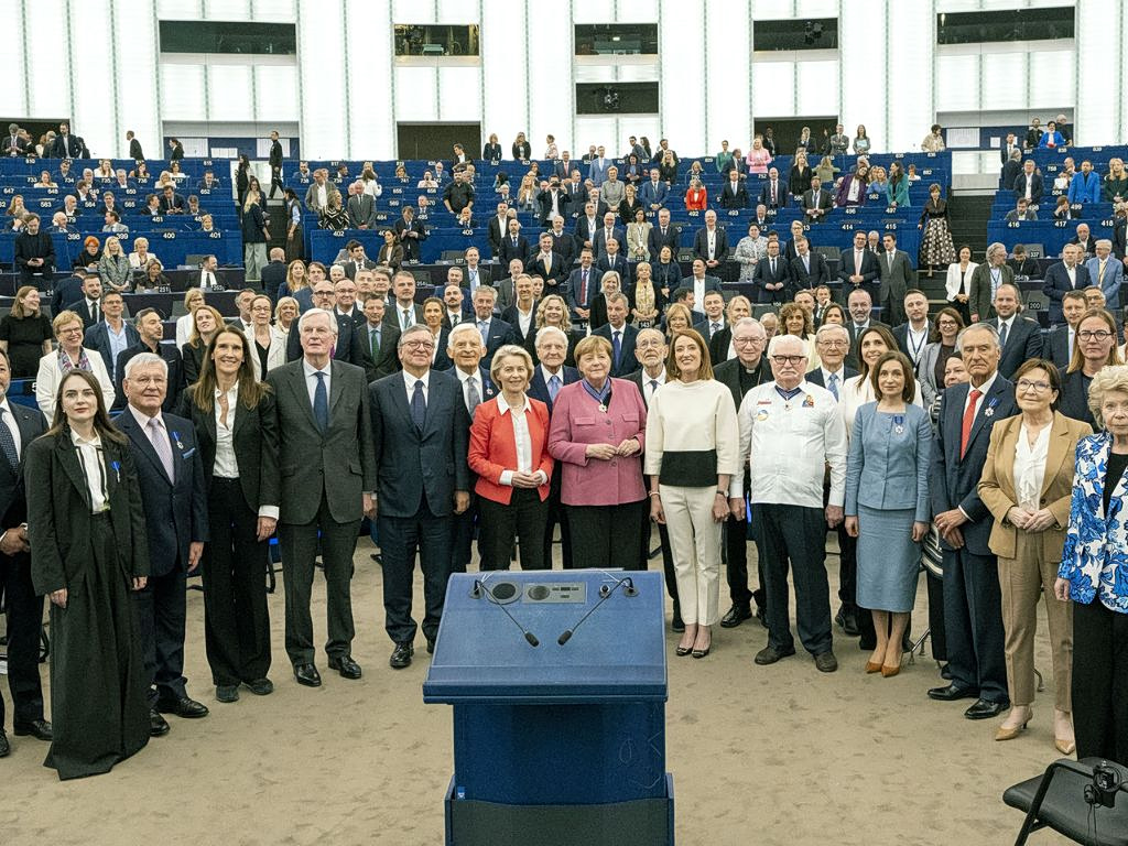 Ευρωπαϊκό Τάγμα Αξίας: Ζαν Κλωντ Τρισέτ και Άνγκελα Μέρκελ πήραν βραβείο για την συμβολή τους στην ΕΕ