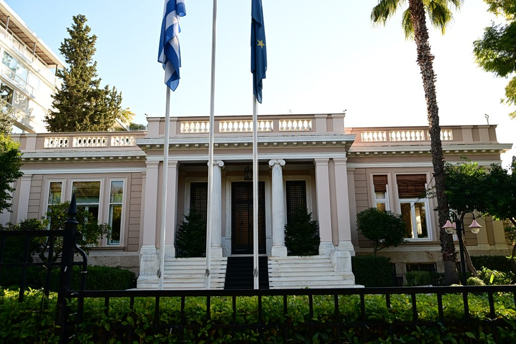 Μαξίμου για συνομιλία Ντόκου με Ρώσους φαρσέρ: Υβριδικού χαρακτήρα η επίθεση – Καμία διαρροή απόρρητης πληροφορίας
