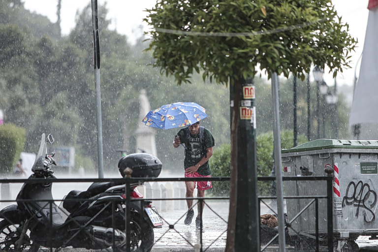 Καιρός: Έρχεται δεκαήμερο με μπόρες, καταιγίδες και έντονη αστάθεια