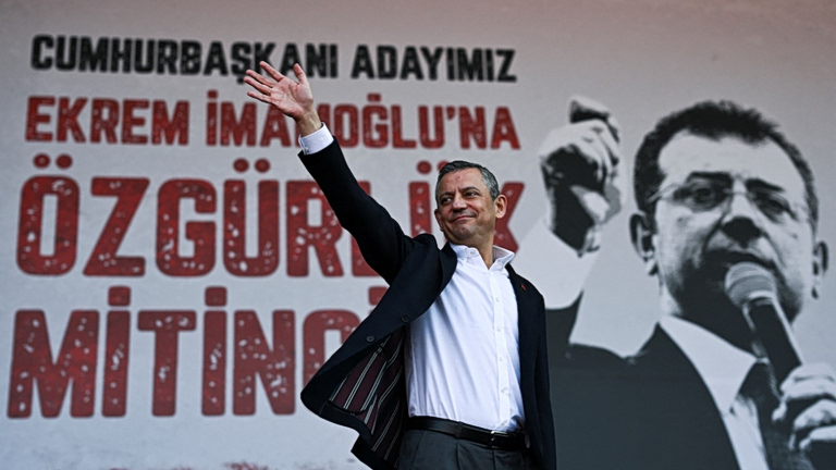 Ο Οζγκιούρ Οζέλ καλεί σε αντίσταση, δηλώνει ότι δεν θα φύγει – «Το έγκλημά μας είναι ότι κερδίζουμε»