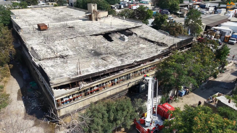 Αιγάλεω: Κατέρρευσε πλήρως η οροφή του εργοστασίου στην Ορφέως – Συνεχίζεται η επιχείρηση κατάσβεσης [βίντεο]