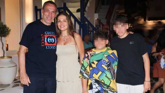 Γιώργος Δώνης: Βόλτα στα Ματογιάννια με τη σύζυγό του, Ειρήνη Μποκόρου και τους γιους του