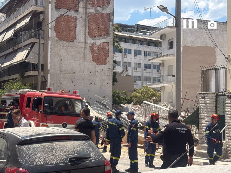 Πετράλωνα: Πέντε συλλήψεις μετά την κατάρρευση πολυκατοικίας – Συνεχίζει τις έρευνες η ΕΜΑΚ