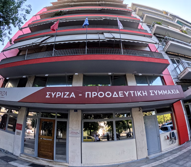 ΣΥΡΙΖΑ: Απαιτούμε συγκεκριμένες απαντήσεις από τη διεφθαρμένη ως το κόκκαλο κυβέρνηση για την παραίτηση Μπακογιάννη