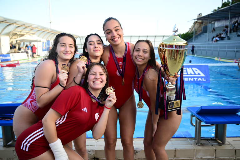 Πόλο: Δείτε την απονομή του πρωταθλήματος στις γυναίκες του Ολυμπιακού (vids)