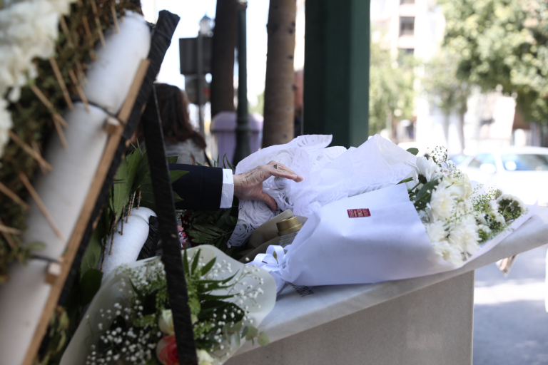 Marfin: 16 χρόνια από την τραγωδία – Συγγενείς και φίλοι αφήνουν λουλούδια για τα θύματα
