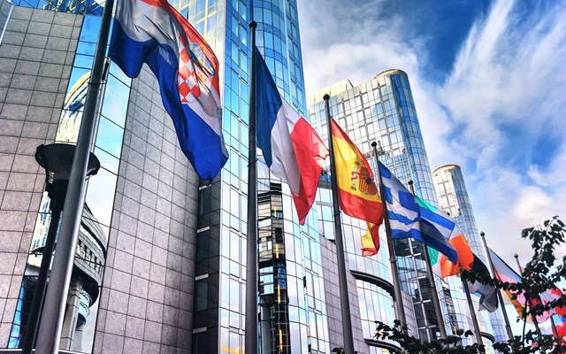 Τι δείχνει το Ευρωβαρόμετρο για το πώς σκέφτονται Ευρωπαίοι και Έλληνες