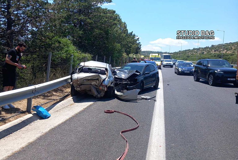 Καραμπόλα τεσσάρων οχημάτων και ασθενοφόρου στην Κορίνθου – Τριπόλεως – Αναφορές για αρκετούς τραυματίες
