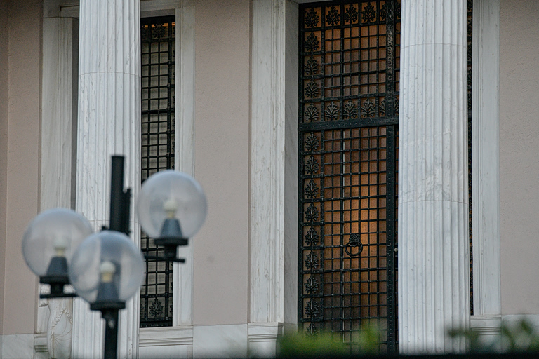 Η επιχείρηση κατευνασμού από το Μαξίμου πέφτει στο κενό – Αιχμές Μπαραλιάκου για το «επιτελικό κράτος»