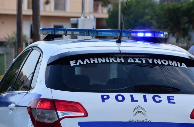 Λήξη συναγερμού στην Μάνδρα – Κατέβηκε από την ταράτσα ο άνδρας που απειλούσε να αυτοκτονήσει