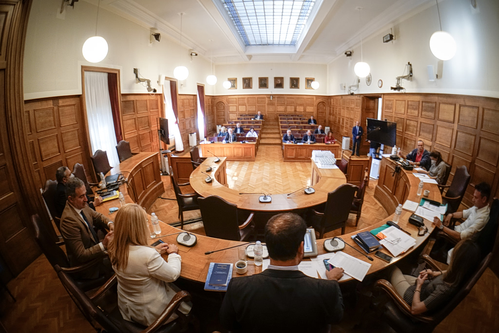 Υποκλοπές: Στην Επιτροπή Θεσμών και Διαφάνειας ο Δεμίρης – «Όχι» από Τζαβέλλα