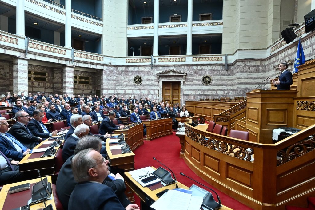 Άνοιξαν νέες πληγές στη ΝΔ: Εξι ώρες με μπηχτές και αλληλοκαρφώματα