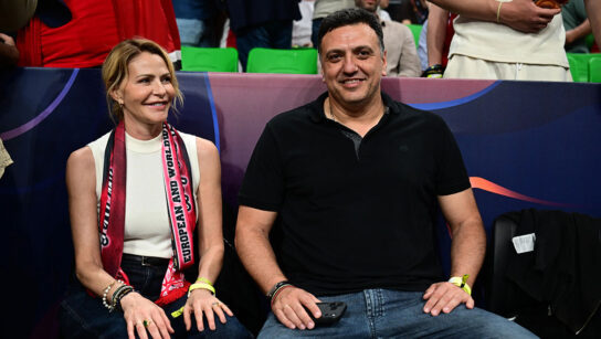 Τζένη Μπαλατσινού – Βασίλης Κικίλιας: Στις κερκίδες του T-Center για τον μεγάλο τελικό του Ολυμπιακού με τη Ρεάλ Μαδρίτης