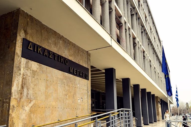Θεσσαλονίκη: Δίωξη για απόπειρα ανθρωποκτονίας στην 29χρονη για την επίθεση στον 24χρονο σύντροφό της