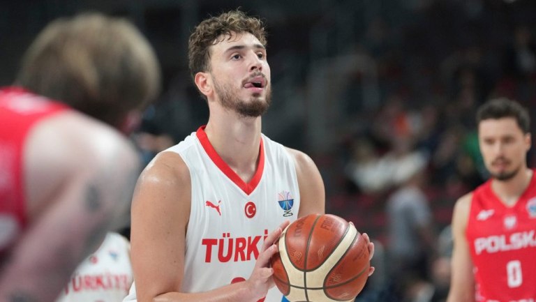 Στο «T-Center» ο σταρ του NBA, Αλπερέν Σενγκούν – Έντονες αποδοκιμασίες για τον Τούρκο (vid)