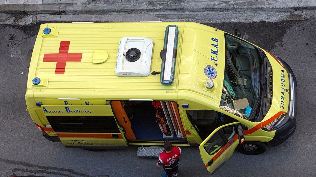 Τριπλή καραμπόλα στην Αθηνών – Σουνίου: Χωρίς τις αισθήσεις του ένας άνδρας, 2  ακόμη τραυματίες (Video)