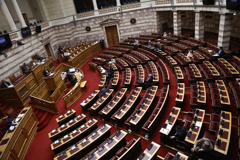 Βουλή: Ψηφίστηκε κατά πλειοψηφία το νομοσχέδιο για τη Μετανάστευση και το Άσυλο