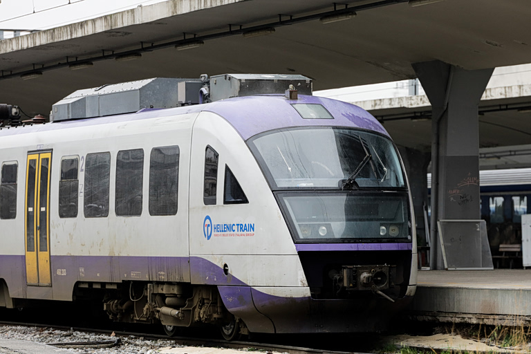 Διεκόπησαν δρομολόγια του Προαστιακού λόγω φωτιάς στην περιοχή της Νέας Ζωής