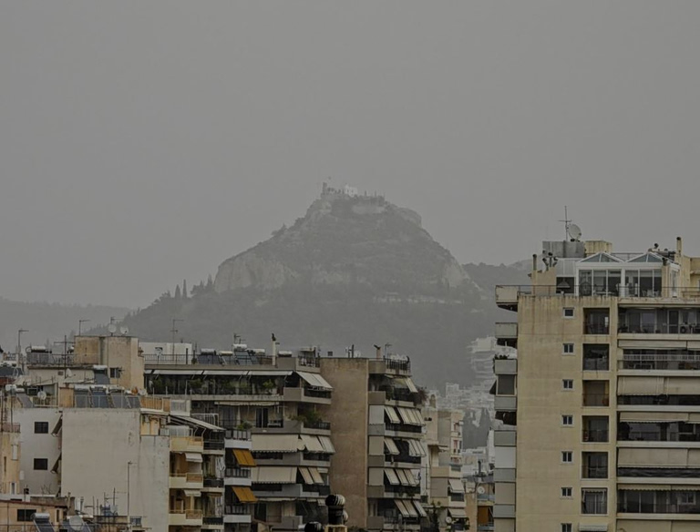 Καιρός: Αφρικανική σκόνη «πνίγει» τη χώρα – Πότε θα καθαρίσει η ατμόσφαιρα