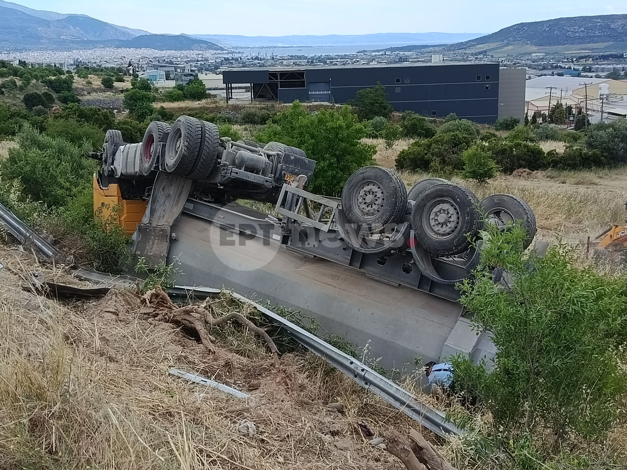 Ανατροπή φορτηγού στην είσοδο του Βόλου