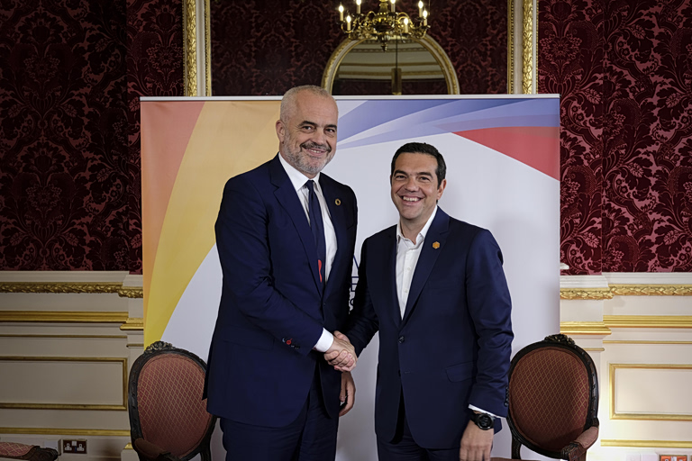 Απάντηση Τσίπρα στον Ράμα με αιχμές – «Μην μπερδεύουμε το πατριωτικό καθήκον με τον εθνικισμό»