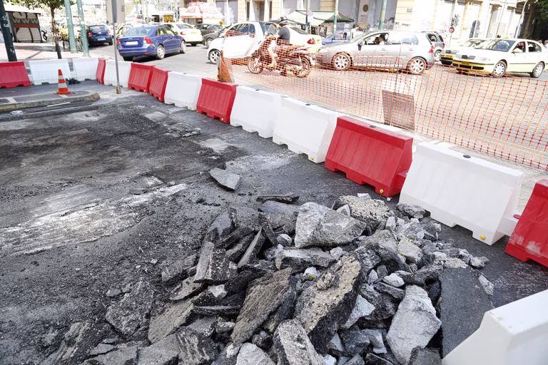 Επεσε τοίχος στο Παγκράτι – Διακοπή κυκλοφορίας