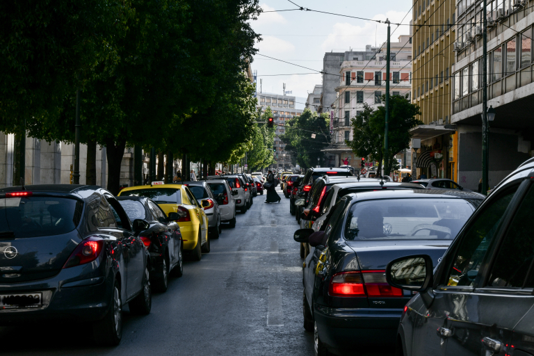 Μπετονιέρα προσέκρουσε σε κολώνα στο Παλαιό Φάληρο – Διακοπή κυκλοφορίας στη Λεωφόρο Αμφιθέας