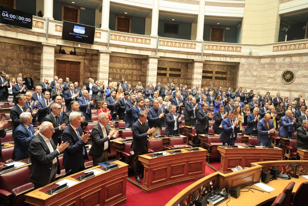 Τα 30 προτεινόμενα προς αναθεώρηση άρθρα του Συντάγματος – Από τα μη κρατικά ΑΕΙ έως τη μονιμότητα στο Δημόσιο