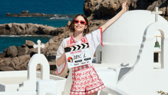Η Lily Collins ανακοίνωσε ότι η 6η σεζόν του Emily in Paris θα είναι η τελευταία – Το post από τη Μύκονο