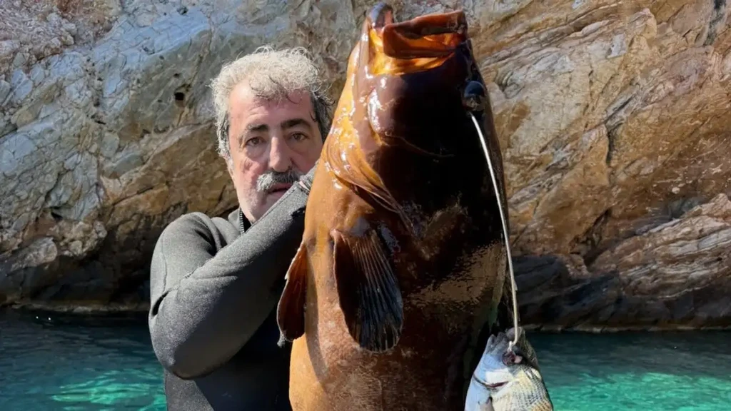 Αγκαλιά με… ροφό 14 κιλών ο Πολάκης στέλνει μήνυμα στον Τσίπρα: «Εμείς δεν ψαρεύουμε σε θολά νερά»
