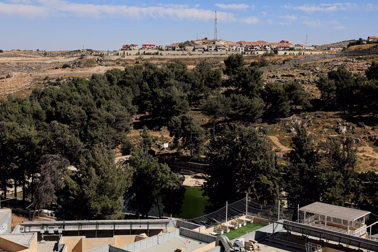 Οργή στο Λονδίνο για ισραηλινή έκθεση ακινήτων – Προωθεί πώληση σπιτιών που χτίστηκαν σε οικισμούς στη Δυτική Όχθη