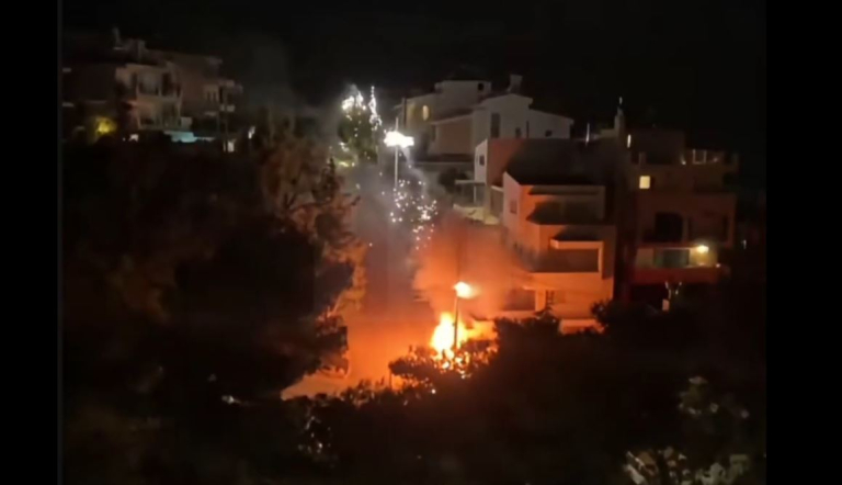 Βούλα: Φλεγόμενο ΙΧ κυλάει στην κατηφόρα και πέφτει σε κολώνα ηλεκτρισμού – Βίντεο ντοκουμέντο