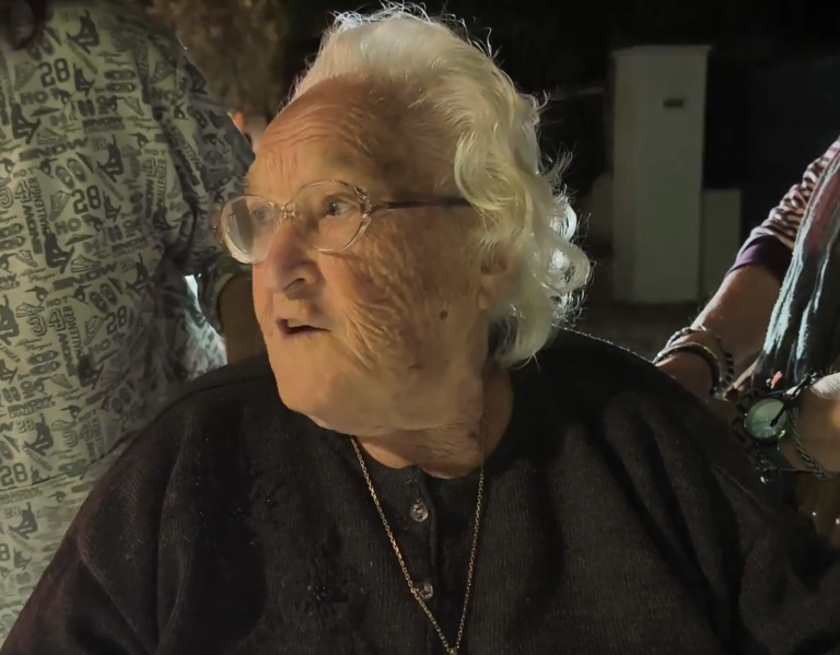 «Και βέβαια θα φτάσουμε στην Ιθάκη»: Ο διάλογος του Τσίπρα με την 96χρονη κυρία Κατερίνα στο Χαλάνδρι