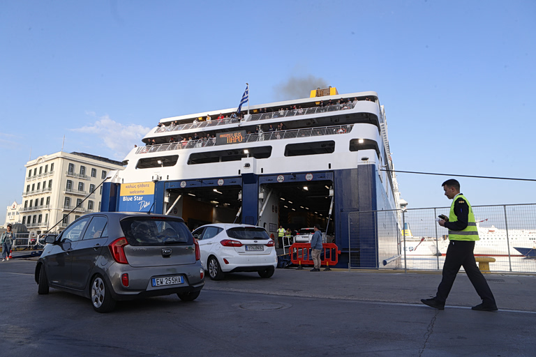 Τριήμερο Αγίου Πνεύματος: Φεύγουν οι εκδρομείς – Αυξημένη κίνηση σε ΚΤΕΛ Κηφισού, λιμάνι Πειραιά και Λεωφόρο Αθηνών