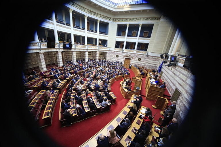 Πέντε υπογραφές, αλλά μια ντουζίνα τα πρόθυμα γαλάζια στυλό να μουτζουρώσουνε του Μητσοτάκη το κράτος το επιτελικό