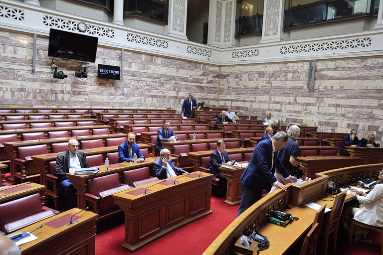 «Κάνετε τα πράγματα χειρότερα»: Επίθεση της αντιπολίτευσης στην κυβέρνηση για την αναθεώρηση του άρθρου 86