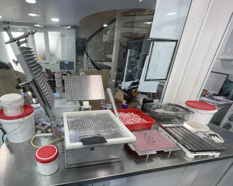 Χειροπέδες σε κύκλωμα διακίνησης αναβολικών – Ο αρχηγός είχε φτιάξει εργαστήριο στο φαρμακείο του