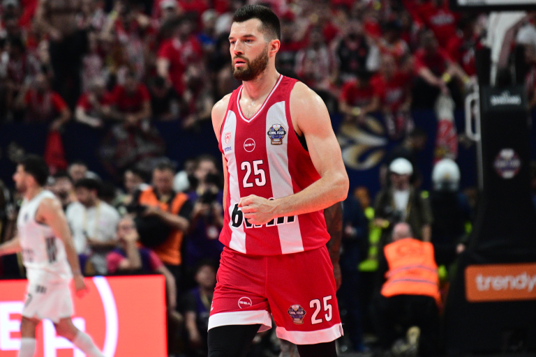 «Βγάζοντας το καπέλο» στον Άλεκ Πίτερς