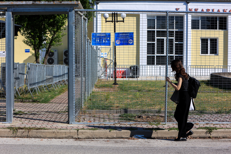 «Δεν έπρεπε να αφήσουν τα παιδιά μας να μπουν στα τρένα», φώναξε μητέρα θύματος στη δίκη για τα Τέμπη