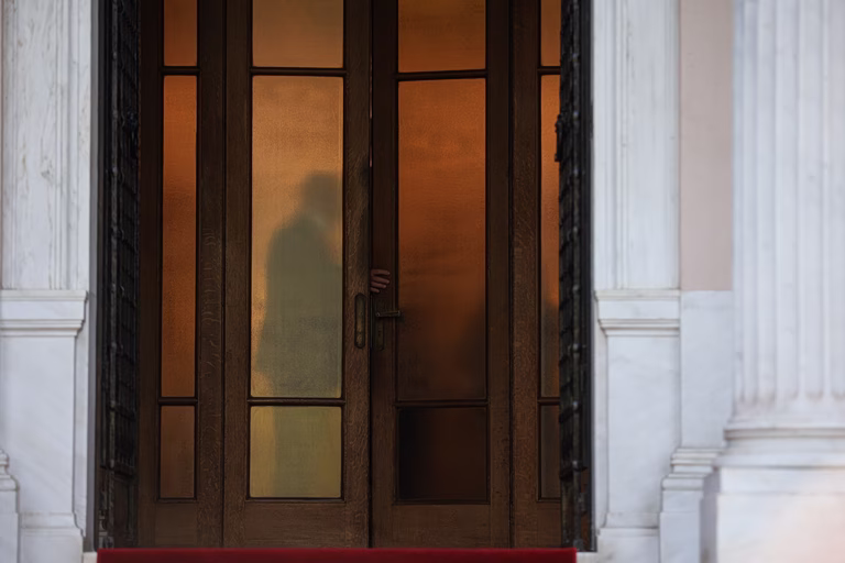 Ντόμινο σκανδάλων πληγώνει το Μαξίμου
