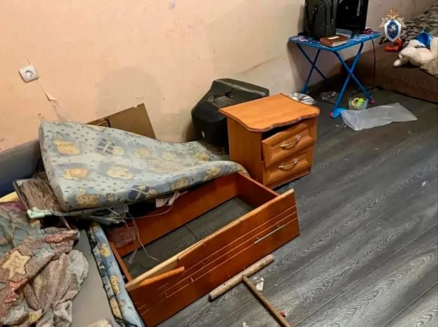 Ρωσία: Γονείς – τέρατα κρατούσαν το 2χρονο παιδί τους μέσα σε φέρετρο και το βασάνιζαν – Αδιανόητο έγκλημα