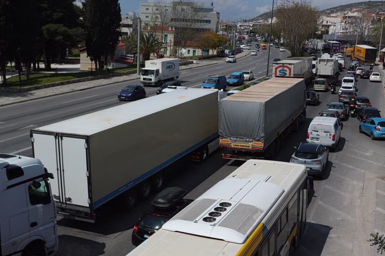 Καραμπόλα τριών οχημάτων στο κόμβο Μεταμόρφωσης – Τέσσερα ελαφρά τραυματίες