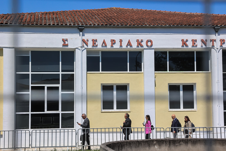 Επανεκκινεί η δίκη για τα Τέμπη μετά από 30 μέρες σε ανακαινισμένη αίθουσα – Αντιδράσεις από συγγενείς