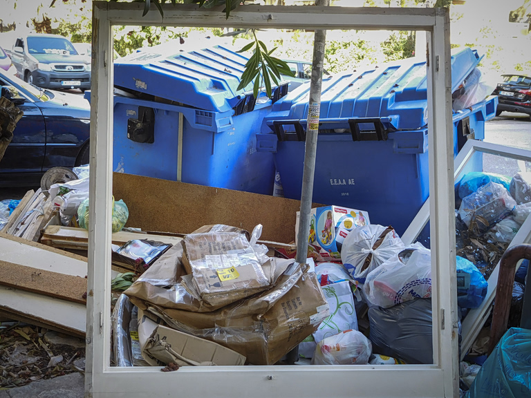 Από φέρετρα μέχρι βάρκες – Τι πετάνε οι θεσσαλονικείς στα σκουπίδια