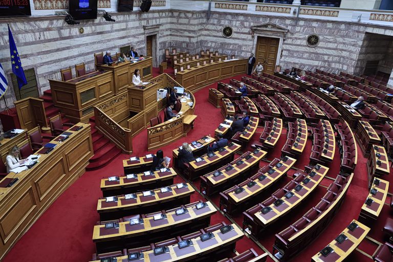 Βουλή: Πάνδημη καταδίκη της εμπρηστικής επίθεσης με γκαζάκια στη Θεσσαλονίκη
