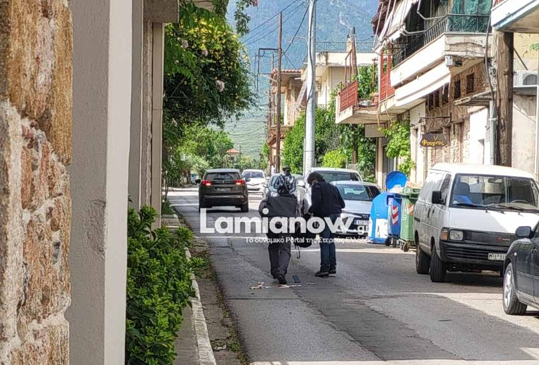 Ληστεία στην Κάτω Τιθορέα: Η στιγμή που οι δράστες φεύγουν από την τράπεζα – Τους έπεσαν χρήματα στο δρόμο